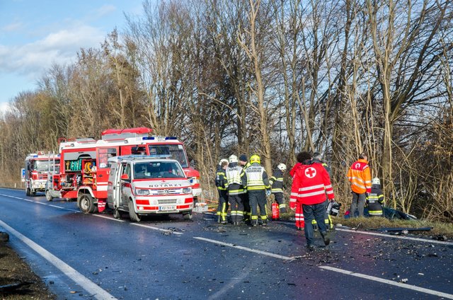 Die Einsatzkräfte waren stundenlang am Autobahnzubringer Mooskirchen. | Foto: FF Mooskirchen