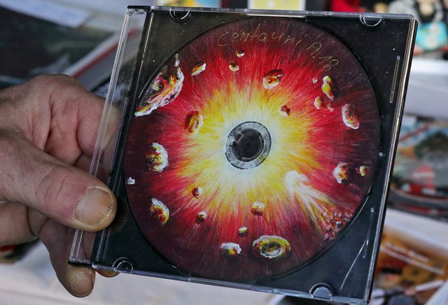 Handbemalte Musik-CD von Centauri Alpha zu gewinnen