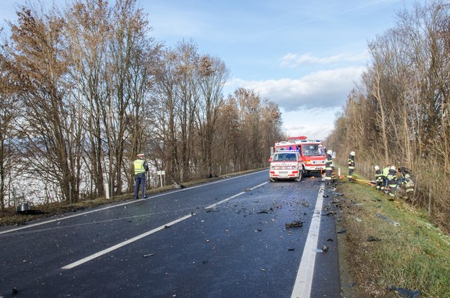 Trotz massivem Einsatzes der Rettungskräfte kam für einen Lenker jede Hilfe zu spät.