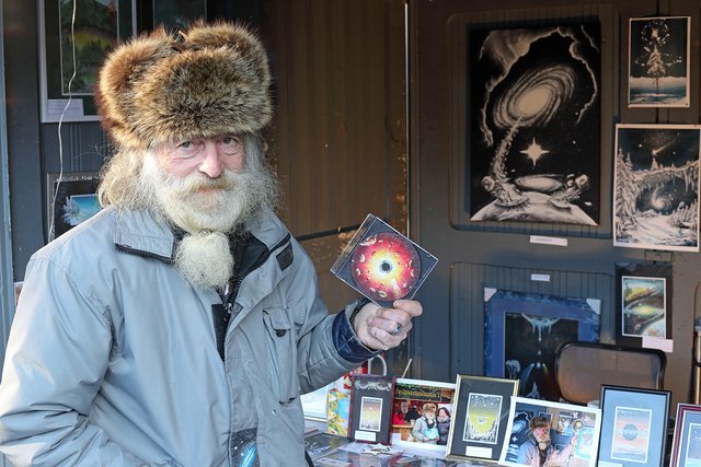 Handbemalte Musik-CD von Centauri Alpha zu gewinnen