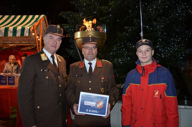 Jugenfeuerwehrmitglied Paul Lindner, FW-Jugendsachgebietsleiter Manfred Auer und Lds-Feuerwehrkdt. Peter Hölzl übergaben die Spende im ORF-Landesstudio Tirol.