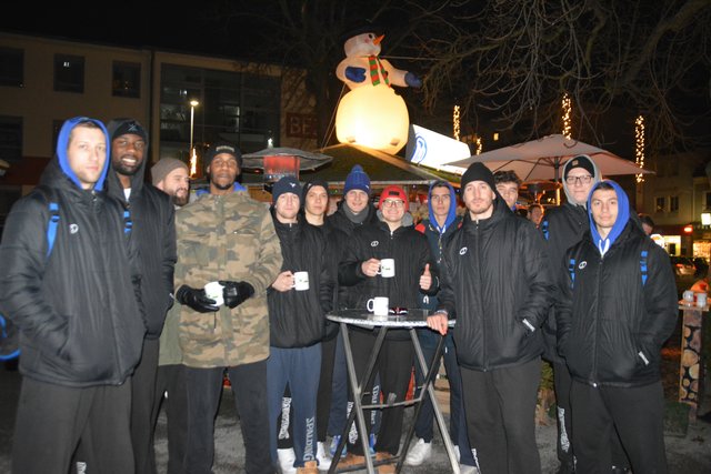 Die Spieler der Gunners waren auch beim Oberwarter Christkindlmarkt zu Gast.