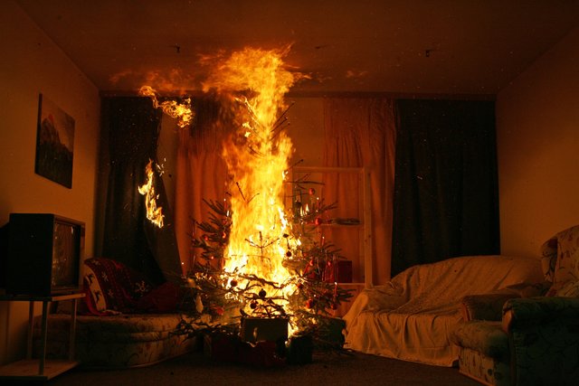 Am 24.12.2018 kam es in Lähn zu einem Christbaumbrand. Durch das Feuer entstand erheblicher Sachschaden. | Foto: zeitungsfoto.at – Symbolbild