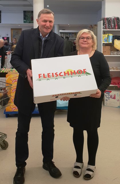 Johann Kaufmann übergibt wie jede Woche ein Fleischpaket an Sigrid Wimmer. | Foto: Fleischhof Raabtal