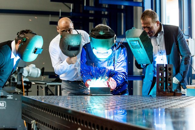 Die spezielle Ausbildung in der eigenen Werkstätte – etwa zum Schweißer – ist eine der großen Stärken von WIPA. Nach der Erweiterung der Halle steht künftig noch mehr Platz zur Verfügung.