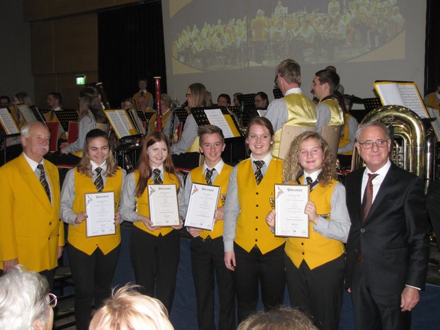 Überreichung der Leistungsabzeichen an die Jungmusiker  | Foto: Steinwender (alle)