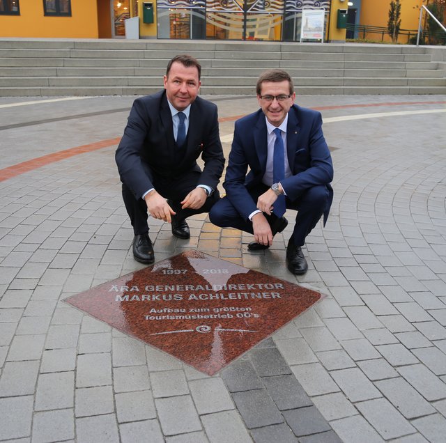 Markus Achleitner (r.) begutachtet gemeinsam seinem Nachfolger Thomas Prenneis „seinen“ Meilenstein direkt am Eingang der Therme Bad Schallerbach.