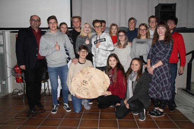 Die Klassensprecher des Borg mit Direktor Gunter Wilfinger und einem Stück des "Reiseschinkens". | Foto: Borg