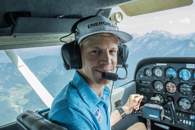 Über den Wolken: Ob auf Skisprungskiern oder am Steuer im Flugzeug: ÖSV-Adler Michi Hayböck aus Kirchberg-Thening fühlt sich wohl.