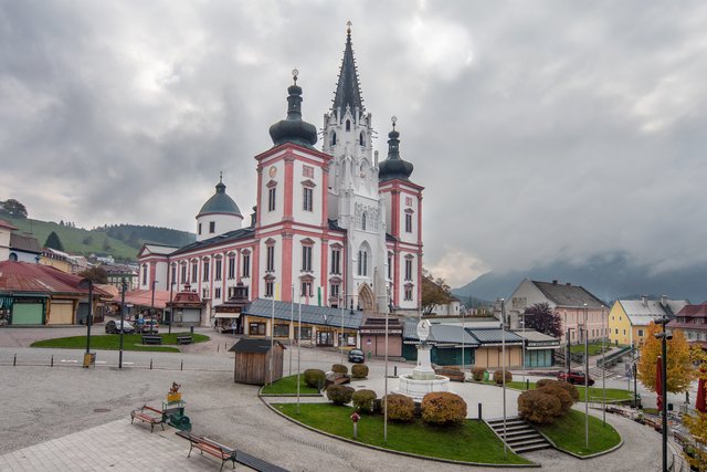 Bild 01: Die Basilika mit einer Länge von 85 m und einer Breite von 30 m, wurde in mehreren Bauweisen im romanischen, gotischen und barocken Stil errichtet. Die heutige Basilika entstand durch Aus- und Umbauten in der Barockzeit, mit denen 1644 begonnen wurde. Der berühmte Stiftsbaumeister Domenico Sciassia schuf damit einen der ersten kirchlichen Großbauten des österreichischen Barock.