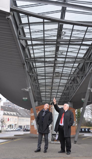 Bürgermeister Hackl (links) und Vizebürgermeister Hauser überzeugen sich von der Qualität der neuen Video-Überwachung beim städtischen Busbahnhof. | Foto: Magistrat Steyr/Presse