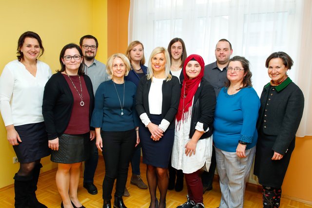 Die neuen Gips- und OP-AbsolventInnen der Schule für medizinische Assistenzberufe am LKH Steyr umringt von ihren GratulantInnen. | Foto: gespag