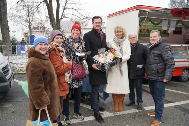 Bürgermeister Stefan Schmuckenschlager, Umweltgemeinderat Leopold Spitzbart und Eva Flor vom Marktamt mit einigen der glücklichen Gewinner.