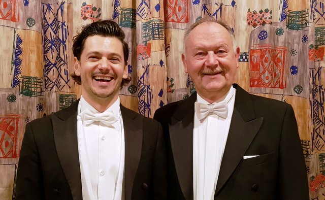 Dirigent Adolf Vasicek (re.) mit Bariton Gezim Berisha.