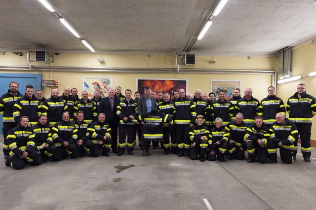 Im Dezember übergaben Bürgermeister Gerhard Pirih und der Kärntner Feuerwehrausstatter Josef Rumpold 160 neue Einsatzuniformen an die Mitglieder der Feuerwehren Spittal/Drau, St.Peter und Olsach/Molzbichl. | Foto: FF Spittal