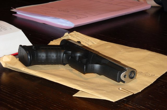Der Angeklagte soll der Ex eine Schreckschusspistole an den Kopf gehalten haben.  | Foto: Symbolfoto: Probst