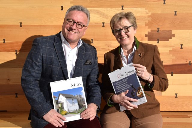Genießen die Sonne mit dem neuen Volkskultur Kalender 2019: LH-Stv. Heinrich Schellhorn und Berta Wagner