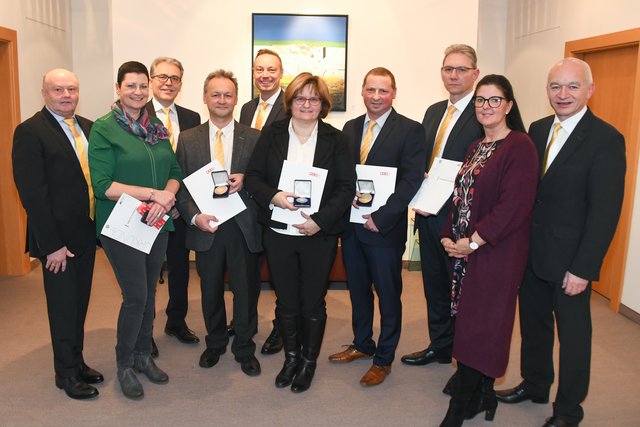 AR-Vorsitzender Ing. Hermann Lechner (Wirtschaftskammer), Brigitte Schnaiter, Obmann Leopold Hofbauer-Schmidt, Hubert Fürlinger, Direktor Adi Fedichtinger, Margit Bayer, Markus Kompek, Christian Kühtreiber, Martina Höllerschmid (Arbeiterkammer) und Direktor Hannes Rauscher. | Foto: Ernst Bauer