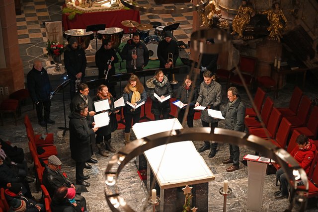 Mit Pauken und Trompeten lud das Ensemble "Trumpet Brass" zum Jahreswechsel | Foto: Robert Obervolina