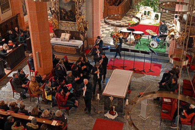 Mit Pauken und Trompeten lud das Ensemble "Trumpet Brass" zum Jahreswechsel | Foto: Robert Obervolina