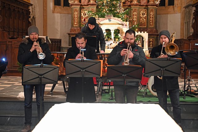 Mit Pauken und Trompeten lud das Ensemble "Trumpet Brass" zum Jahreswechsel | Foto: Robert Obervolina