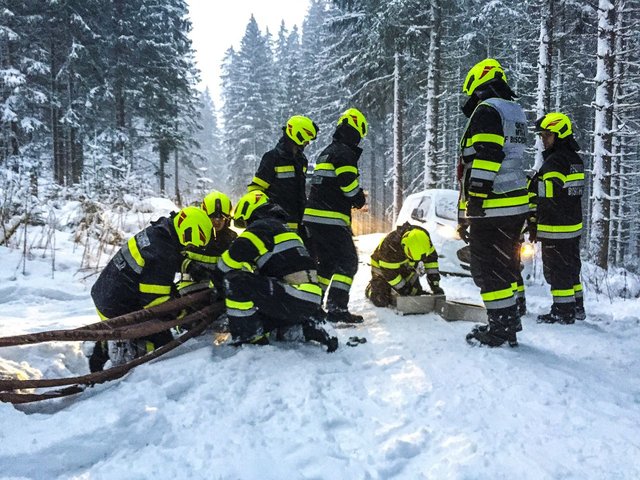 Ein Auto musste in der Gaal geborgen werden. | Foto: FF/Zeiler