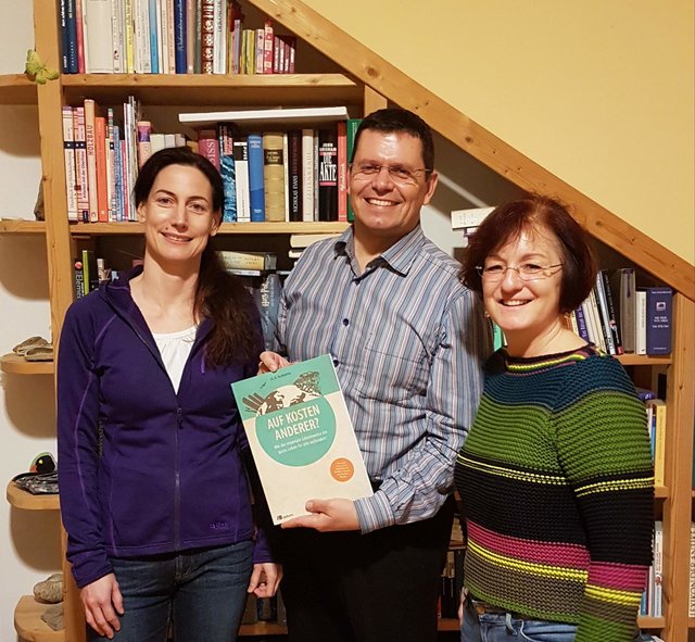 Symbolische Übergabe des ersten "Umwelt-Buches": Sabine Szehi, Bürgermeister Günter Trettenhahn und Brigitte Etzelsdorfer.