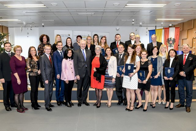 (v.l.n.r.): Manuel Kaider, Regionalmanagerin Christa Stelzmüller, Landtagsabgeordnete Vesna Schuster, Stadtrat Dietmar Fenz, Kaufmännischer Direktor Bernhard Kadlec, Pflegedirektorin Michaela Gansch, Landesrat Martin Eichtinger, Direktorin Marianne Tanzer, Landtagsabgeordnete Doris Schmidl, Raimund Stelzer, Gerlinde Wendl, Johanna Rammel, Lisa-Marie Tomaschko, Verena Reider, Nadine Nitterl, Paula Neuhuber, Medizinischer Geschäftsführer der NÖ Landeskliniken-Holding Markus Klamminger;
in der hinteren Reihe (v.l.n.r.): Susannne Foltas, Helene Gattermayer, Sabine Enzinger, Claudia Eppinger, Stefanie Armstorfer, Isabella Bacher-Pfann, Peter Müller, Markus Halbwirth, Doris Holzmann, Gabriel Wiesbauer