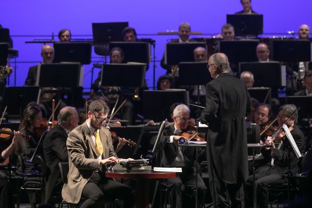 Ein humorvoller Leonhard Königseder mit seiner Schreibmaschine. | Foto: © Oliver Wolf