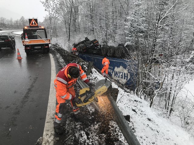 Mitarbeiter des Asfinag bereiten die Bergearbeiten am Lkw am Zubringer Wörgl-West vor. | Foto: ZOOM.Tirol