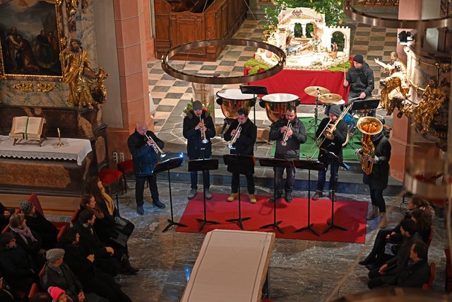 Mit Pauken und Trompeten lud das Ensemble "Trumpet Brass" zum Jahreswechsel | Foto: Robert Obervolina