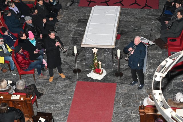 Mit Pauken und Trompeten lud das Ensemble "Trumpet Brass" zum Jahreswechsel | Foto: Robert Obervolina