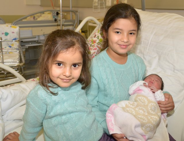 Neujahrsbaby: Aram Hamad mit ihren stolzen Schwestern.