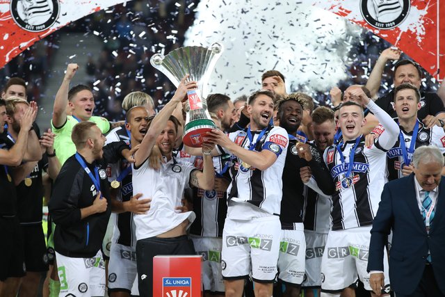 Da ist der Pokal: Die Sturm-Spieler jubelten im Mai in Klagenfurt über den Cuptitel, der gegen Red Bull Salzburg eingefahren wurde. | Foto: GEPA