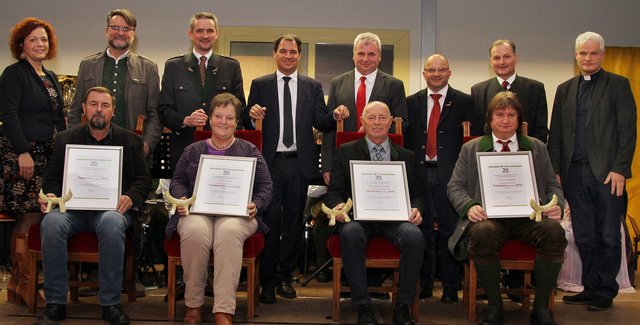Bürgermeister Martin Weber (hinten, 3.v.l.) u.a. mit Michael Schickhofer (4.v.l.) und den Tieschenern des Jahres 2018.  | Foto: Walter Spätauf