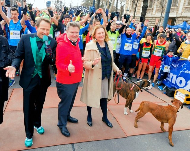 Gleich gehts los, gleich gehts los !

Alexander Rüdiger (l) wird mit Aussenministerin Karin Kneissl und dem derzeitigem Wiener Bürgermeister Dr. Michael Ludwig gleich das Startkommando zum 46. Wiener Silvesterlauf geben | Foto: Andreas Hofmarcher