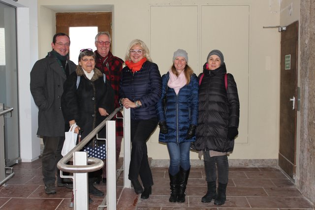 Max Michael, Gaby Weißenbäck, Christian Wallisch-Breitsching, Vizebürgermeisterin Anja Hagenauer, Behindertenbeauftragte Sabine Neusüß und Barbara Schuber beim Lokalaugenschein.