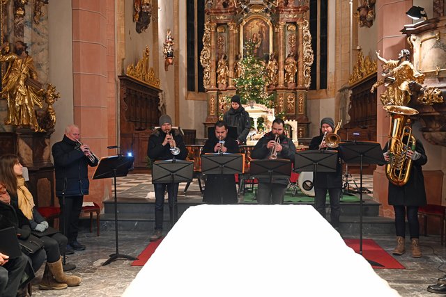 Mit Pauken und Trompeten lud das Ensemble "Trumpet Brass" zum Jahreswechsel | Foto: Robert Obervolina