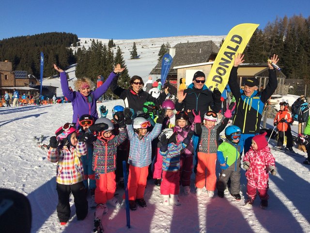 Rund 40 Kinder nahmen bei prachtvollen Wetter am Schikurs auf der Sommeralm teil. | Foto: FC Donald