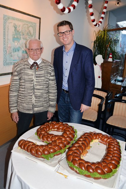 Hans Engl mit Bgm. Christian Härting und einer zünftigen Jaus'n. | Foto: Dietrich