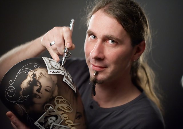 Bernhard Laschober findet das kreative Design für ihr Bike, Auto und vieles mehr