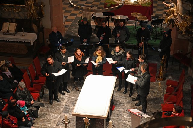 Mit Pauken und Trompeten lud das Ensemble "Trumpet Brass" zum Jahreswechsel | Foto: Robert Obervolina