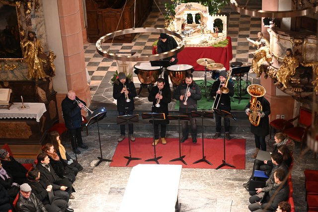 Mit Pauken und Trompeten lud das Ensemble "Trumpet Brass" zum Jahreswechsel | Foto: Robert Obervolina