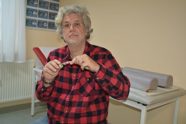 Dr. Andreas Helfert beim Vorbereiten einer Impfung. 