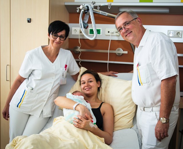 Hebamme Gabriele Dastl, Patricia Reinhart mit Sohn Niklas, Prim. Dr. Gerhard Wolfram