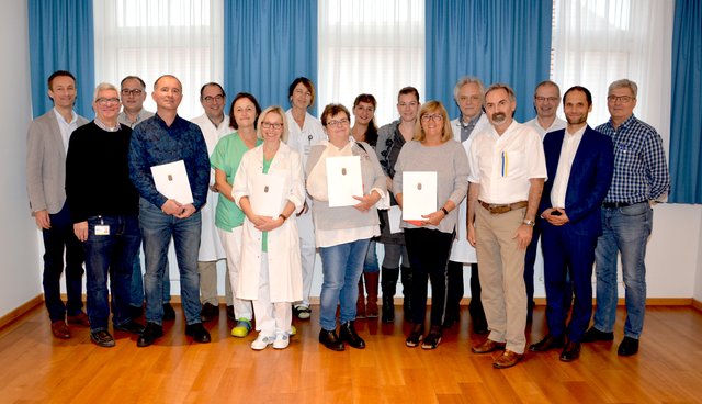 Feierten gemeinsam 595 Jahre Erfahrung: Regionalmanager Jürgen Tiefenbacher, Betriebsrats-Obmann-Stellvertreter Richard Schenkirsch, Midhat Rahic, Helmut Maitner, Ärztlicher Direktor Rainer Ernstberger, Angela Kainz, Irene Steininger, Christina Hagelkrüys, Karin Czeiska, Petra Jedinger, Manuela Schachel, Brigitte Schraub, Primar Wilhelm Hübner, Pflegedirektor Erich Glaser, Kaufm. Direktor Anton Hörth, RM-Stellvertreter Stefan Pruckner und Betriebsrat Josef Schiefer.