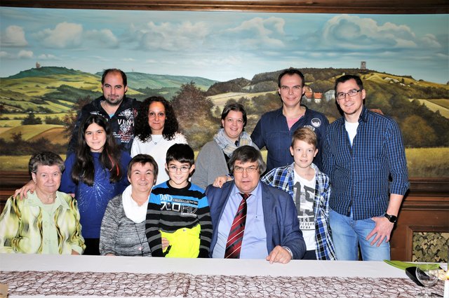 Leopoldine Kürrer feierte mit Gatten Rupert und den Kindern Markus, Harald und Andreas sowie den Schwiegerkindern Nina und Claudia, Mutter Leopoldine und den Enkerln Jonas und Tobias ihren 60. Geburtstag im Gasthaus Hösch in Klement.  | Foto: Christelli