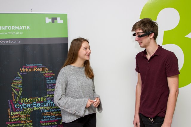 Beim Test der Software: v.l.n.r.: Julia Übl und Alexander Piglmann (5BHIF, 5AHIF)