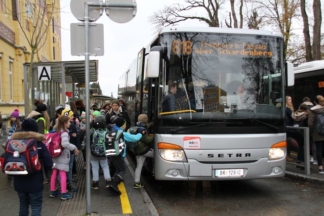 Der Verkehrsverbund geht wegen der vielen Beschwerden gefährlichen Haltestellen und überfüllten Bussen auf den Grund.  | Foto: Bichler