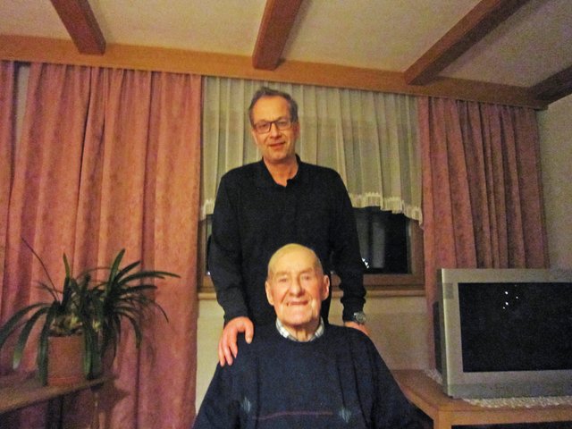 Jubilar Leo Lechner mit Bgm. Wolfgang Jörg (stehend). | Foto: Stadtgemeinde Landeck